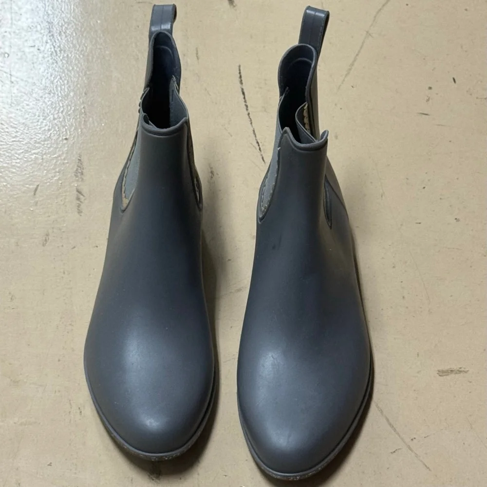 Jack Rogers Sallie Rain Boots in Gray Rubber with a Scalloped Edge Size 10M